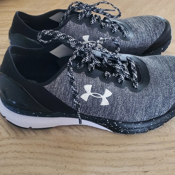 Under Armour Size 7 black gray white - Picture 2 of 4